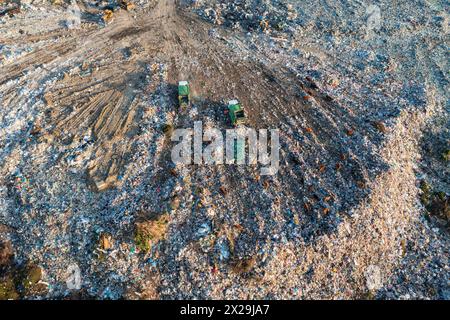 Décharge à ordures. Vue aérienne d'un tas d'ordures dans une décharge. Décharger les déchets de déchargement des chenilles à la décharge sanitaire. Concept de risque biologique pour l'écosystème et l'environnement sain Banque D'Images