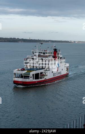 Red Funnel, ferry Red Osprey aux quais de Southampton, Royaume-Uni (24 avril) Banque D'Images