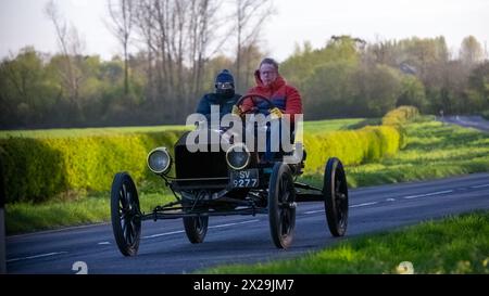 Bicester, Royaume-Uni, 21 avril 2024, les fiers propriétaires sortent pour un tour dans leur voiture Ford modèle T 1914 lors de la journée annuelle Drive It 2024 lorsque les passionnés utilisent leurs voitures classiques et anciennes pour collecter des fonds pour des organismes de bienfaisance pour enfants Banque D'Images