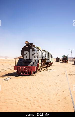 la gare du hijaz, le train à vapeur et les pistes dans le désert à wadi rum jordan Banque D'Images