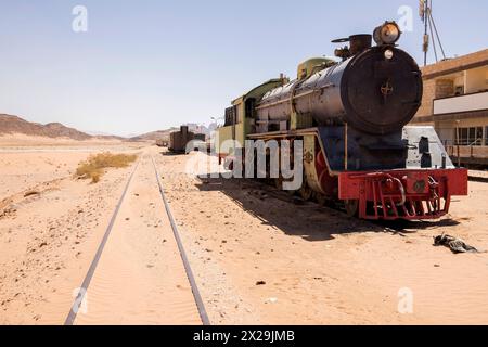 la gare du hijaz, le train à vapeur et les pistes dans le désert à wadi rum jordan Banque D'Images