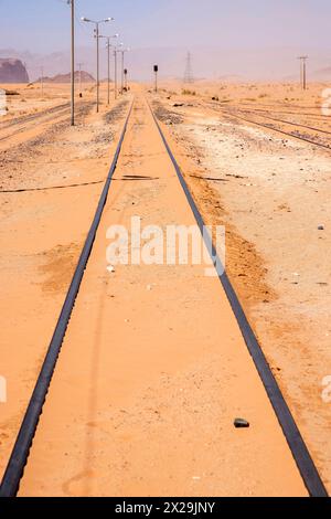 la gare du hijaz, le train et les pistes dans le désert à wadi rum jordan Banque D'Images