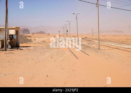 la gare du hijaz, le train et les pistes dans le désert à wadi rum jordan Banque D'Images