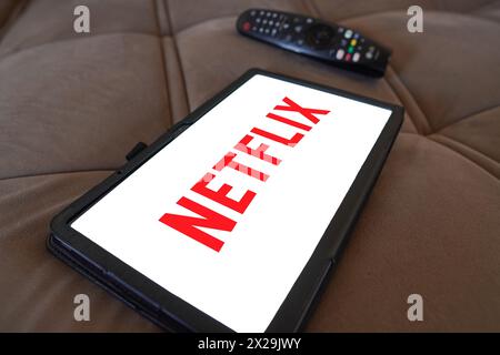 20 avril 2024, Brésil. Dans cette illustration photo, le logo du fournisseur mondial de films et séries via Stream Netflix vu affiché sur une tablette Banque D'Images