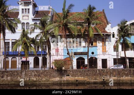 Bâtiments coloniaux néerlandais au bord du canal, Batavia, Jakarta, Indonésie Banque D'Images