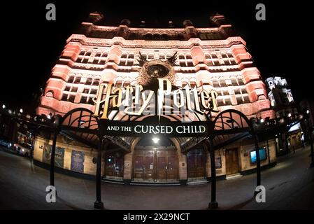 Le West End Palace Theatre de Londres la nuit, montrant Harry Potter et l'enfant maudit Banque D'Images