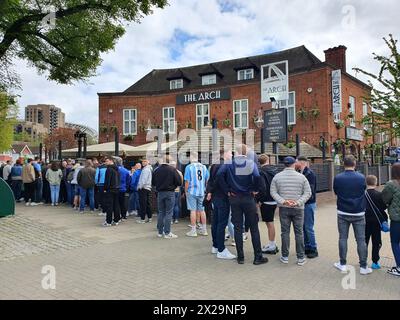 Londres, Royaume-Uni. 21 avril 2024. Les fans de Coventry attendent d'entrer dans le pub Arch près du stade de Wembley lors de la demi-finale de la Coupe de football Emirates FA, Coventry City v Manchester United, au stade de Wembley, Londres, Royaume-Uni, le 21 avril 2024 crédit : Paul Marriott/Alamy Live News Banque D'Images