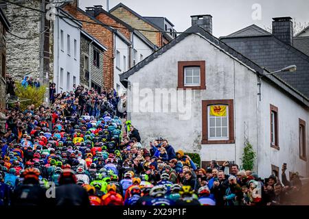 Liège, Belgique. 21 avril 2024. Le peloton de coureurs photographié en action lors de la course d'élite masculine de l'épreuve cycliste Liège-Bastogne-Liège d'une journée, 254, à 5 km de Liège, de Bastogne à Liège, dimanche 21 avril 2024. BELGA PHOTO DIRK WAEM crédit : Belga News Agency/Alamy Live News Banque D'Images