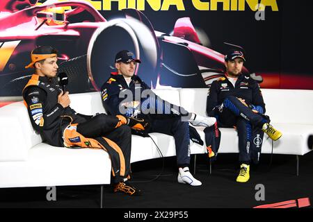 Shanghai, Chine. 21 avril 2024. (De gauche à droite) : Lando Norris (GBR) McLaren ; Max Verstappen (NLD) Red Bull Racing ; et Sergio Perez (MEX) Red Bull Racing, lors de la conférence de presse de la FIA après la course. 21.04.2024. Championnat du monde de formule 1, Rd 5, Grand Prix de Chine, Shanghai, Chine, jour de la course. Le crédit photo devrait se lire : XPB/Alamy Live News. Banque D'Images
