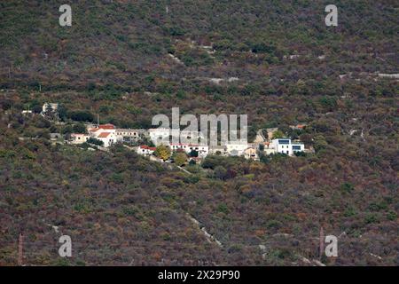 Vue sur le paysage du petit village de montagne européen avec de vieilles maisons méditerranéennes rustiques à côté de la maison familiale moderne au bord du village Banque D'Images