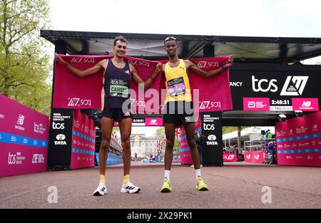 Emile Cairess (à gauche) et Mahamed Mahamed après la course d'élite masculine lors du marathon TCS de Londres. Date de la photo : dimanche 21 avril 2024. Banque D'Images