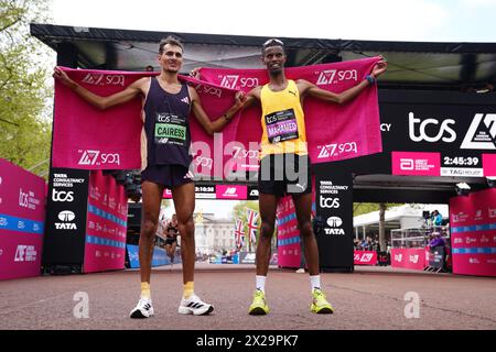 Emile Cairess (à gauche) et Mahamed Mahamed après la course d'élite masculine lors du marathon TCS de Londres. Date de la photo : dimanche 21 avril 2024. Banque D'Images