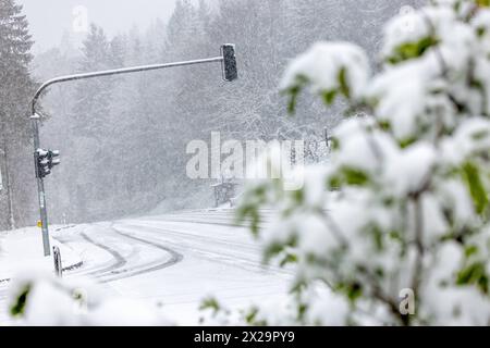 Schneefälle im Taunus Starke Schneefälle haben im Taunus am Vormittag zu erheblichen Behinderungen geführt. Rund um den Großen Feldberg im Taunus fielen in wenigen Stunden knapp 10 cm Schnee., Schmitten Hessen Deutschland *** chutes de neige dans le Taunus de fortes chutes de neige dans le Taunus ce matin ont provoqué des obstacles considérables autour du Großer Feldberg dans le Taunus, presque 10 cm de neige sont tombés en quelques heures, Schmitten Hessen Allemagne Banque D'Images