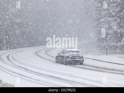 Schneefälle im Taunus Starke Schneefälle haben im Taunus am Vormittag zu erheblichen Behinderungen geführt. Rund um den Großen Feldberg im Taunus fielen in wenigen Stunden knapp 10 cm Schnee., Schmitten Hessen Deutschland *** chutes de neige dans le Taunus de fortes chutes de neige dans le Taunus ce matin ont provoqué des obstacles considérables autour du Großer Feldberg dans le Taunus, presque 10 cm de neige sont tombés en quelques heures, Schmitten Hessen Allemagne Banque D'Images