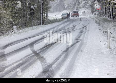 Schneefälle im Taunus Starke Schneefälle haben im Taunus am Vormittag zu erheblichen Behinderungen geführt. Rund um den Großen Feldberg im Taunus fielen in wenigen Stunden knapp 10 cm Schnee., Schmitten Hessen Deutschland *** chutes de neige dans le Taunus de fortes chutes de neige dans le Taunus ce matin ont provoqué des obstacles considérables autour du Großer Feldberg dans le Taunus, presque 10 cm de neige sont tombés en quelques heures, Schmitten Hessen Allemagne Banque D'Images