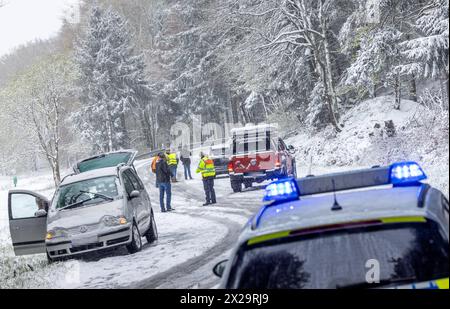 Schneefälle im Taunus Eine Streife der Polizei sichert einen Unfall auf der Landesstraße 3025 am Roten Kreuz ab. Starke Schneefälle haben im Taunus am Vormittag zu erheblichen Behinderungen geführt. Achtung Kennzeichen wurden verpixelt, Schmitten Hessen Deutschland *** chute de neige dans le Taunus Une patrouille de police sécurise un accident sur la route nationale 3025 à la Croix-Rouge de fortes chutes de neige dans le Taunus ce matin ont conduit à des obstructions considérables attention plaques d'immatriculation ont été pixelisées , Schmitten Hessen Allemagne Banque D'Images