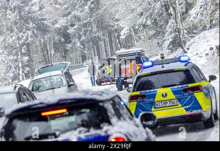 Schneefälle im Taunus Eine Streife der Polizei sichert einen Unfall auf der Landesstraße 3025 am Roten Kreuz ab. Starke Schneefälle haben im Taunus am Vormittag zu erheblichen Behinderungen geführt., Schmitten Hessen Deutschland *** chute de neige dans le Taunus Une patrouille de police sécurise un accident sur la route nationale 3025 à la Croix-Rouge de fortes chutes de neige dans le Taunus ce matin ont entraîné des obstacles considérables, Schmitten Hessen Allemagne Banque D'Images