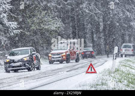 Schneefälle im Taunus Starke Schneefälle haben im Taunus am Vormittag zu erheblichen Behinderungen geführt. Rund um den Großen Feldberg im Taunus fielen in wenigen Stunden knapp 10 cm Schnee., Schmitten Hessen Deutschland *** chutes de neige dans le Taunus de fortes chutes de neige dans le Taunus ce matin ont provoqué des obstacles considérables autour du Großer Feldberg dans le Taunus, presque 10 cm de neige sont tombés en quelques heures, Schmitten Hessen Allemagne Banque D'Images