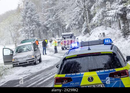 Schneefälle im Taunus Eine Streife der Polizei sichert einen Unfall auf der Landesstraße 3025 am Roten Kreuz ab. Starke Schneefälle haben im Taunus am Vormittag zu erheblichen Behinderungen geführt. Achtung Kennzeichen wurden verpixelt, Schmitten Hessen Deutschland *** chute de neige dans le Taunus Une patrouille de police sécurise un accident sur la route nationale 3025 à la Croix-Rouge de fortes chutes de neige dans le Taunus ce matin ont conduit à des obstructions considérables attention plaques d'immatriculation ont été pixelisées , Schmitten Hessen Allemagne Banque D'Images