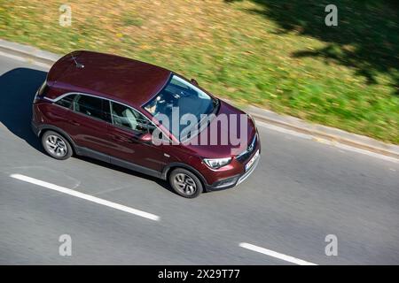 OSTRAVA, RÉPUBLIQUE TCHÈQUE - 17 SEPTEMBRE 2023 : Opel Crossland X voiture multisegment avec effet de flou de mouvement Banque D'Images