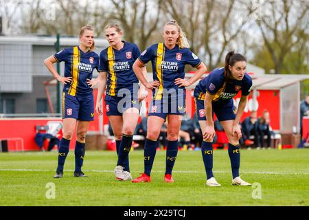 UTRECHT, 21-04-2024, Stadium Zoudenbalch, football, Dutch Azerion Vrouwen Eredivisie, saison 2023/2024, pendant le match FC Utrecht - FC Twente (femmes), les joueurs de FC Twente déçus crédit : Pro Shots/Alamy Live News Banque D'Images