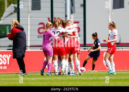 UTRECHT, 21-04-2024, Stadium Zoudenbalch, football, Dutch Azerion Vrouwen Eredivisie, saison 2023/2024, pendant le match FC Utrecht - FC Twente (femmes), FC Utrecht vrouwen célébrant le 2-1 crédit : Pro Shots/Alamy Live News Banque D'Images