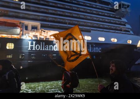 Rotterdam, Hollande méridionale, pays-Bas. 21 avril 2024. Le 21 avril 2024, des activistes d'extinction Rebellion ont protesté et tenté de bloquer l'amarrage d'un bateau de croisière Holland America Line au terminal de croisière de Rotterdam. Leur principal grief porte sur la quantité d'émissions libérées par les navires de croisière. (Crédit image : © James Petermeier/ZUMA Press Wire) USAGE ÉDITORIAL SEULEMENT! Non destiné à UN USAGE commercial ! Crédit : ZUMA Press, Inc/Alamy Live News Banque D'Images