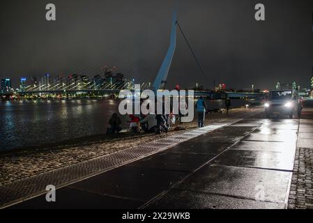 Rotterdam, Hollande méridionale, pays-Bas. 21 avril 2024. Les activistes climatiques se préparent à bloquer un bateau de croisière entrant au terminal de croisière de Rotterdam. Le 21 avril 2024, des activistes d'extinction Rebellion ont protesté et tenté de bloquer l'amarrage d'un bateau de croisière Holland America Line au terminal de croisière de Rotterdam. Leur principal grief était fondé sur la quantité d'émissions libérées par les navires de croisière. (Crédit image : © James Petermeier/ZUMA Press Wire) USAGE ÉDITORIAL SEULEMENT! Non destiné à UN USAGE commercial ! Crédit : ZUMA Press, Inc/Alamy Live News Banque D'Images