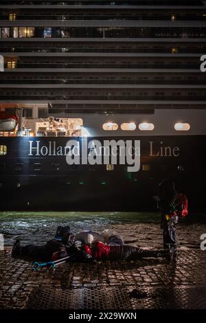 Rotterdam, Hollande méridionale, pays-Bas. 21 avril 2024. Le 21 avril 2024, des activistes d'extinction Rebellion ont protesté et tenté de bloquer l'amarrage d'un bateau de croisière Holland America Line au terminal de croisière de Rotterdam. Leur principal grief porte sur la quantité d'émissions libérées par les navires de croisière. (Crédit image : © James Petermeier/ZUMA Press Wire) USAGE ÉDITORIAL SEULEMENT! Non destiné à UN USAGE commercial ! Crédit : ZUMA Press, Inc/Alamy Live News Banque D'Images