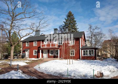 Punainen huvila, le plus ancien bâtiment du district de Lauttasaari, lors d'une journée ensoleillée de début de printemps à Helsinki, Finlande Banque D'Images