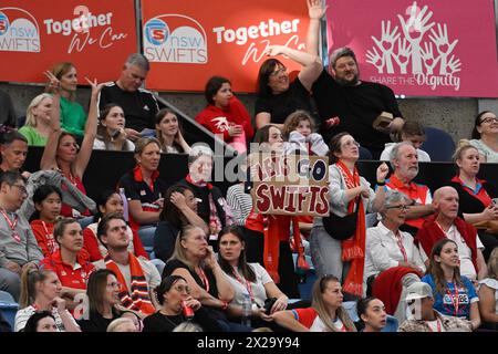 21 avril 2024 ; Ken Rosewall Arena, Sydney, NSW, Australie : Suncorp Super Netball , New South Wales Swifts contre Melbourne Mavericks ; les fans de Swifts encouragent leur équipe Banque D'Images