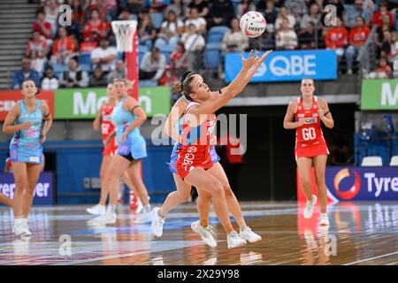 21 avril 2024 ; Ken Rosewall Arena, Sydney, NSW, Australie : Suncorp Super Netball , New South Wales Swifts contre Melbourne Mavericks ; Paige Hadley des NSW Swifts atteint le ballon Banque D'Images