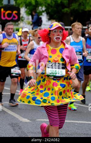 Londres, Royaume-Uni. 21 avril 2024. Londres. Charaters courant le marathon de Londres en passant par Greenwich South East London, la marque de 6 miles crédit : Paul Chambers/Alamy Live News Banque D'Images