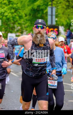Londres, Royaume-Uni. 21 avril 2024. Londres. Charaters courant le marathon de Londres en passant par Greenwich South East London, la marque de 6 miles crédit : Paul Chambers/Alamy Live News Banque D'Images