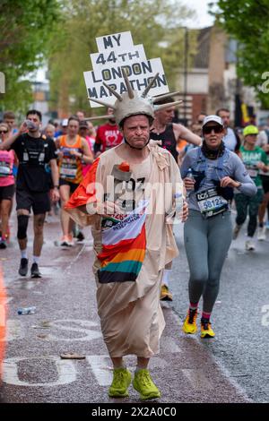 Londres, Royaume-Uni. 21 avril 2024. Londres. Charaters courant le marathon de Londres en passant par Greenwich South East London, la marque de 6 miles crédit : Paul Chambers/Alamy Live News Banque D'Images