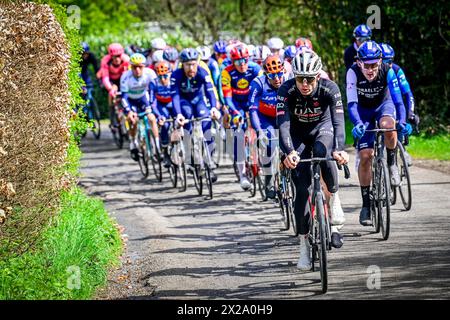 Liège, Belgique. 21 avril 2024. Le peloton de coureurs photographié en action lors de la course d'élite masculine de l'épreuve cycliste Liège-Bastogne-Liège d'une journée, 254, à 5 km de Liège, de Bastogne à Liège, dimanche 21 avril 2024. BELGA PHOTO DIRK WAEM crédit : Belga News Agency/Alamy Live News Banque D'Images