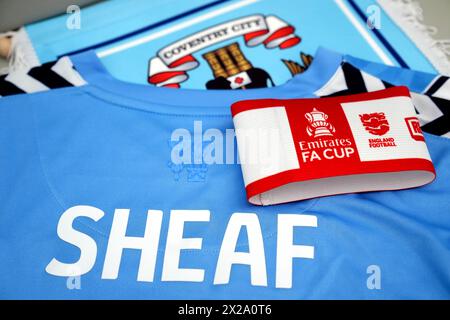 Vue générale d'un brassard de la marque Emirates FA Cup sur le maillot de Ben Sheaf de Coventry City avant le match de demi-finale de la Emirates FA Cup au stade de Wembley, à Londres. Date de la photo : dimanche 21 avril 2024. Banque D'Images