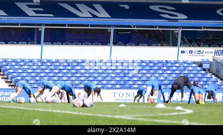 Birmingham, Royaume-Uni. 21 avril 2024. Les joueurs de Birmingham City s'échauffent lors du match de championnat féminin entre Birmingham City Women et Sheffield United Women à St Andrews @ Knighthead Park, Birmingham, Angleterre le 21 avril 2024. Photo de Stuart Leggett. Utilisation éditoriale uniquement, licence requise pour une utilisation commerciale. Aucune utilisation dans les Paris, les jeux ou les publications d'un club/ligue/joueur. Crédit : UK Sports pics Ltd/Alamy Live News Banque D'Images