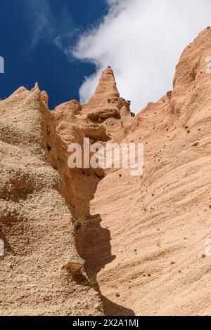 Roches rouges particulières avec des pinacles et des tours appelées lame Rosse dans les montagnes Sibillini. Marche, Italie. Banque D'Images