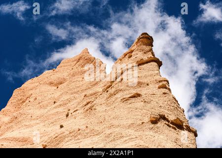 Roches rouges particulières avec des pinacles et des tours appelées lame Rosse dans les montagnes Sibillini. Marche, Italie. Banque D'Images