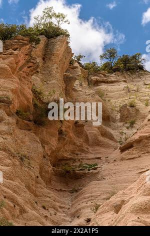 Roches rouges particulières avec des pinacles et des tours appelées lame Rosse dans les montagnes Sibillini. Marche, Italie. Banque D'Images