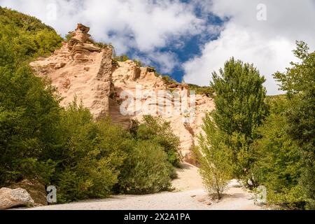 Roches rouges particulières avec des pinacles et des tours appelées lame Rosse dans les montagnes Sibillini. Marche, Italie. Banque D'Images