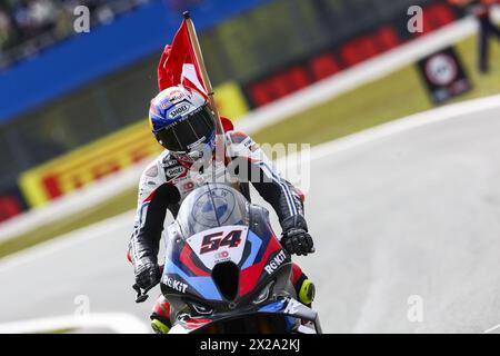 ASSEN - Toprak Razgatlioglu (TUR) sur sa BMW réagit après avoir remporté la deuxième course Superbike lors de la course mondiale Superbike au TT circuit Assen. ANP VINCENT JANNINK Banque D'Images