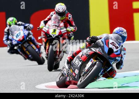 ASSEN - Toprak Razgatlioglu (TUR) sur sa BMW est en tête devant Alvaro Bautista (ESP) sur sa Ducati et Remy Gardner (AUS) sur sa Yamaha dans la deuxième course Superbike lors du Championnat du monde Superbike sur le TT circuit Assen. ANP VINCENT JANNINK Banque D'Images