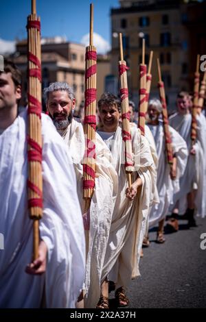 Rome, RM, Italie. 21 avril 2024. À l'occasion de son 2777e anniversaire, les citoyens romains célèbrent l'anniversaire de la ville éternelle avec un défilé costumé et la reconstitution des anciens rituels romains. (Crédit image : © Marco Di Gianvito/ZUMA Press Wire) USAGE ÉDITORIAL SEULEMENT! Non destiné à UN USAGE commercial ! Crédit : ZUMA Press, Inc/Alamy Live News Banque D'Images