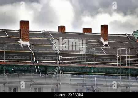 Energetische Waermedaemmung an einem aelteren Wohnhaus.Isolierung,Daemmplatten, Dachdaemmung,Dach an einem Altbau,aelteres Haus,Hausfassade,Aussenwand,Geruest,Aussenverkleidung,Daemmung.Sanierung,Vollwaermeschutz,Baustelle,Wohnbau,Wohnbau,Wohnhaus,Ehnhaus,isolation thermique, isolation de toit, ancien bâtiment, isolation thermique, ancienne maison revêtement extérieur, rénovation d'isolation, isolation thermique complète, chantier de construction, bâtiment résidentiel, immeuble résidentiel, condominium, Banque D'Images