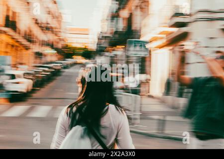 Madrid Espagne. 20 avril 2024 photo floue avec des gens en mouvement dans une rue de la ville. Silhouettes floues d'une femme, d'un homme. Style de vie et voyages. Banque D'Images