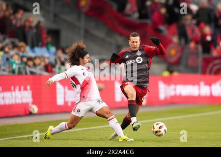 Toronto, Canada. 20 avril 2024. Le défenseur de la Révolution de la Nouvelle-Angleterre Ryan Spaulding (34 ans) et l’attaquant du Toronto FC Federico Bernardeschi (10 ans) s’attaquent au ballon lors de la première moitié d’un match de soccer de la MLS à Toronto, le samedi 20 avril 2024. (Photo de Michael Chisholm/Sipa USA) crédit : Sipa USA/Alamy Live News Banque D'Images