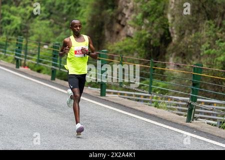 Zhangjiajie, province chinoise du Hunan. 21 avril 2024. Le kenyan Gichohi Isaiah Ndungu participe au marathon 2024 de Zhangjiajie Wulingyuan qui se tient au parc forestier national de Zhangjiajie à Zhangjiajie, dans la province du Hunan, au centre de la Chine, le 21 avril 2024. POUR ALLER AVEC LES coureurs kenyans remporter le marathon de Wulingyuan dans le 'Avatar World' de Chine crédit : Chen Sihan/Xinhua/Alamy Live News Banque D'Images