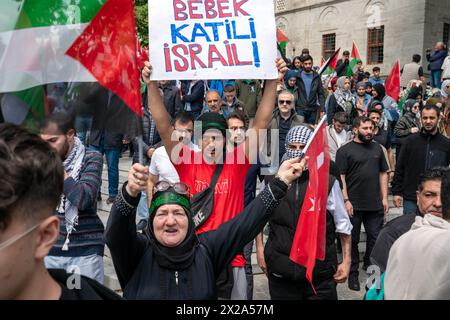 Fatih, Istanbul, Turquie. 21 avril 2024. Des manifestants brandissent le drapeau palestinien et crient des slogans lors d'une marche pro-palestinienne de la place Beyazit à la place Sultanahmet à Istanbul. (Crédit image : © Tolga Uluturk/ZUMA Press Wire) USAGE ÉDITORIAL SEULEMENT! Non destiné à UN USAGE commercial ! Crédit : ZUMA Press, Inc/Alamy Live News Banque D'Images